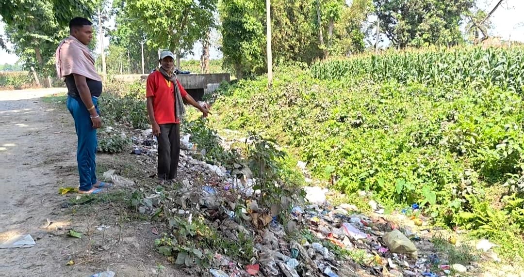 हसनगंज में सिंचाई के लिए महत्वपूर्ण नहर बना कचरा स्थल