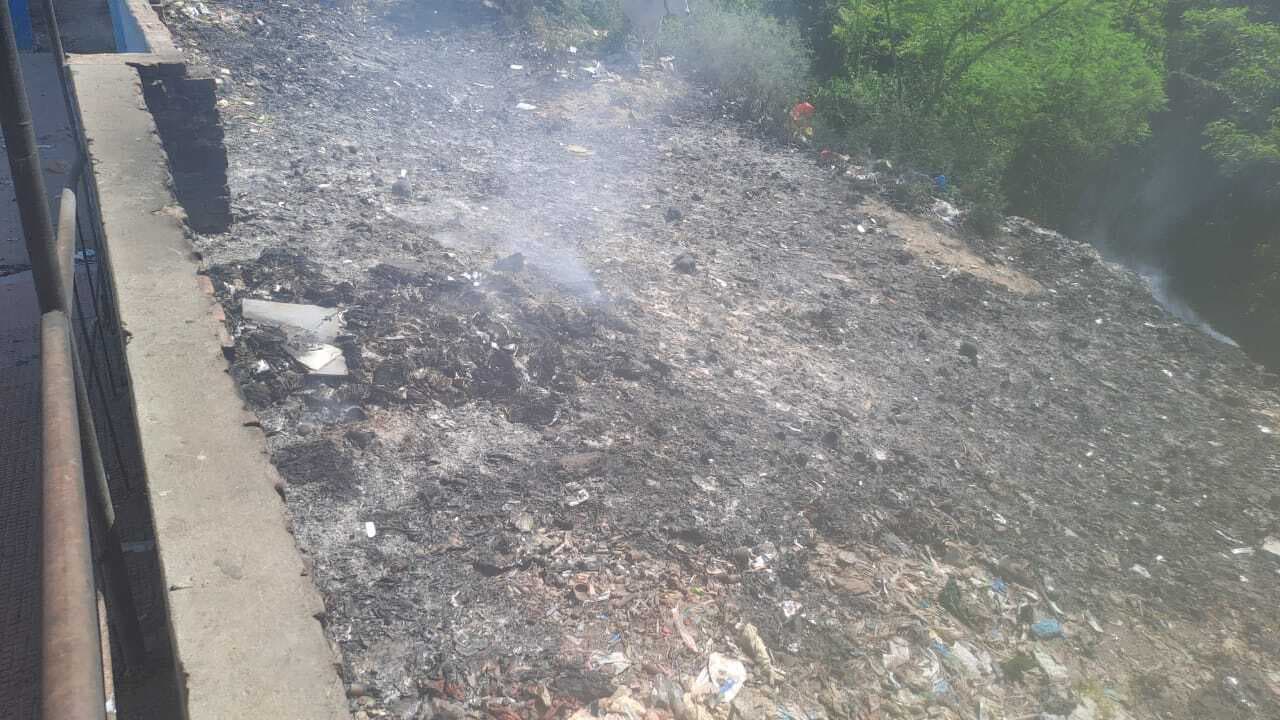 डायलिसिस सेंटर के पीछे मेडिकल कचरे में लगायी आग, धुएं से मरीज परेशान