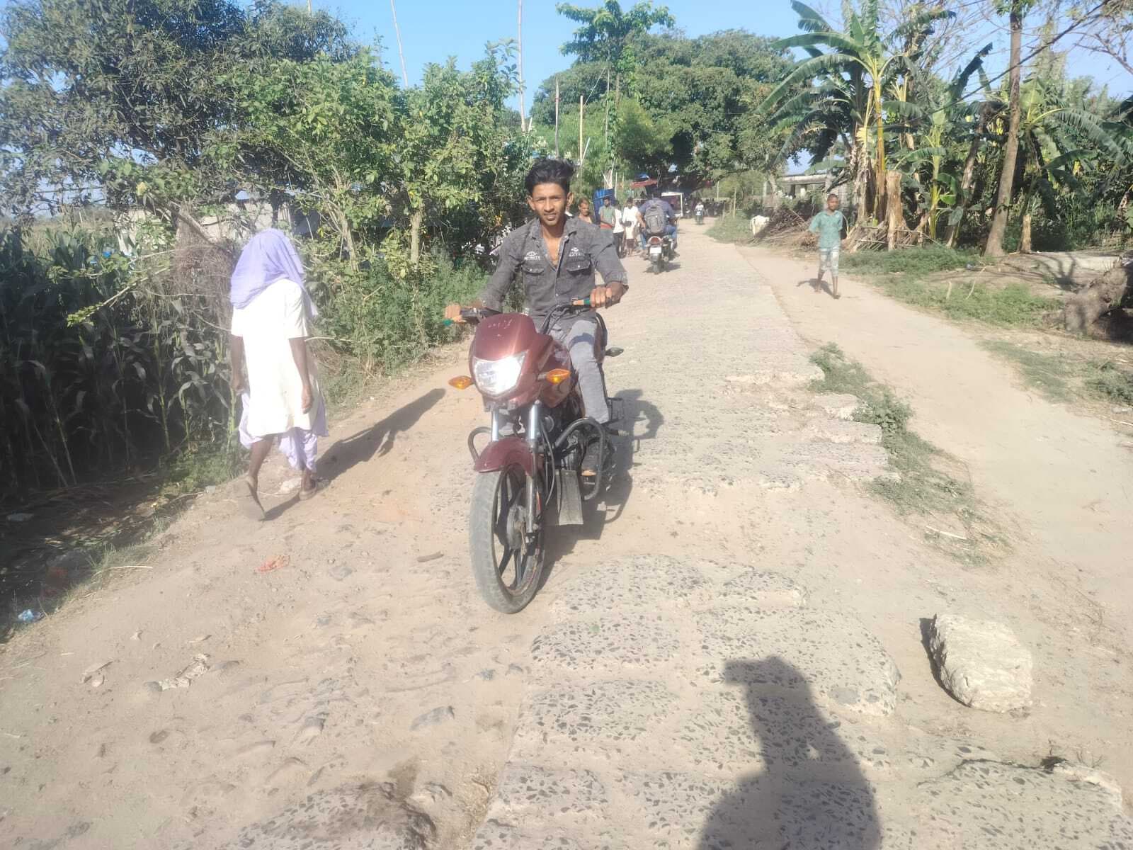 नवटोल चौक से सिंगारपुर तक जर्जर सड़क से राहगीर परेशान, अधूरा निर्माण बना मुसीबत