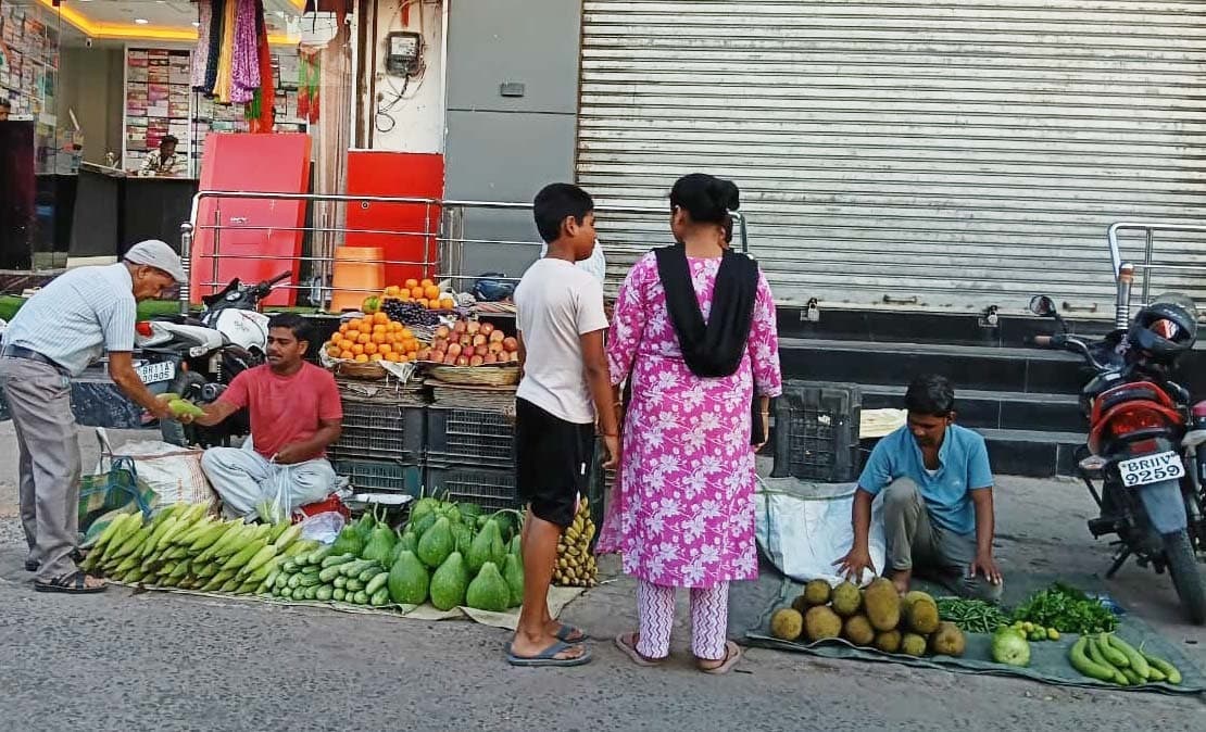 भट्ठा बाजार के गुदरी हाट में सब्जी विक्रेताओं से चौगुनी बट्टी की वसूली उजागर