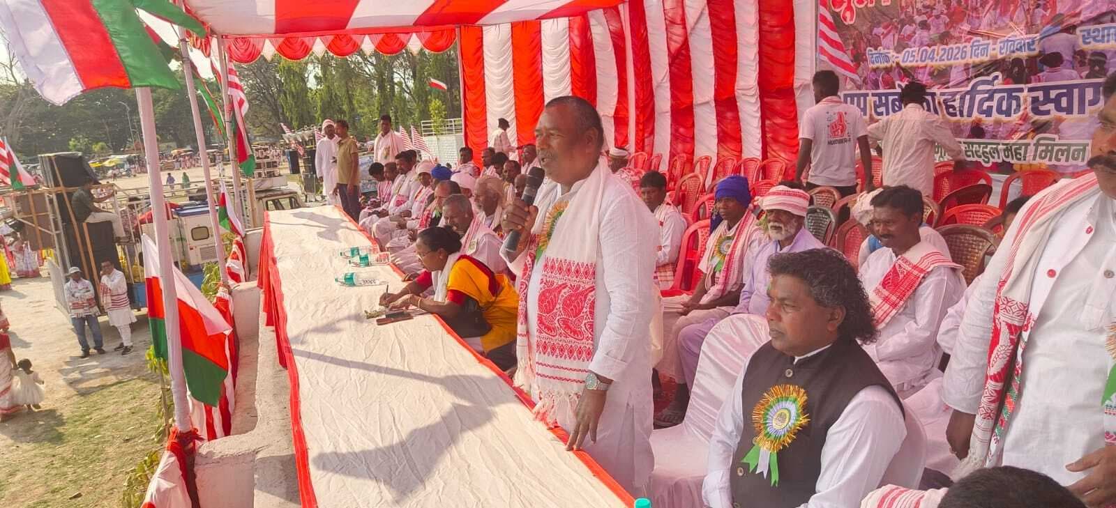 नाचते-थिरकते सरहुल शोभायात्रा में शामिल हुए लोग