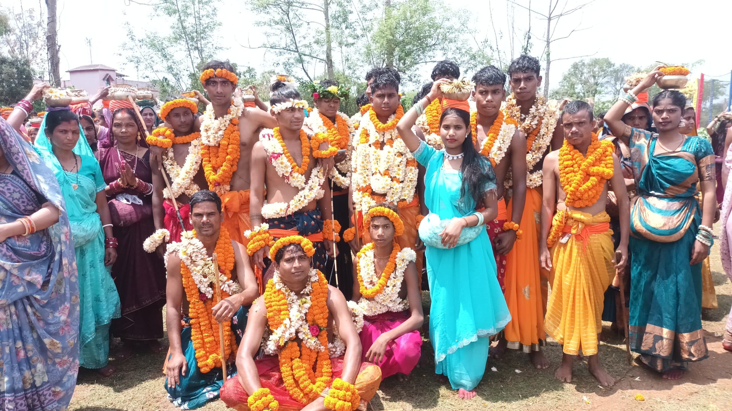 दहकते अंगारों पर नंगे पैर चले शिव भक्ति में लीन 132 भोक्ता