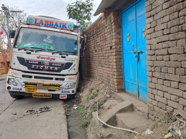 देवीपुर : नाले में ट्रक फंसने से लगा जाम