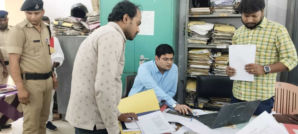 उपभोक्ताओं को समय पर उपलब्ध कराएं गैस : डीएम