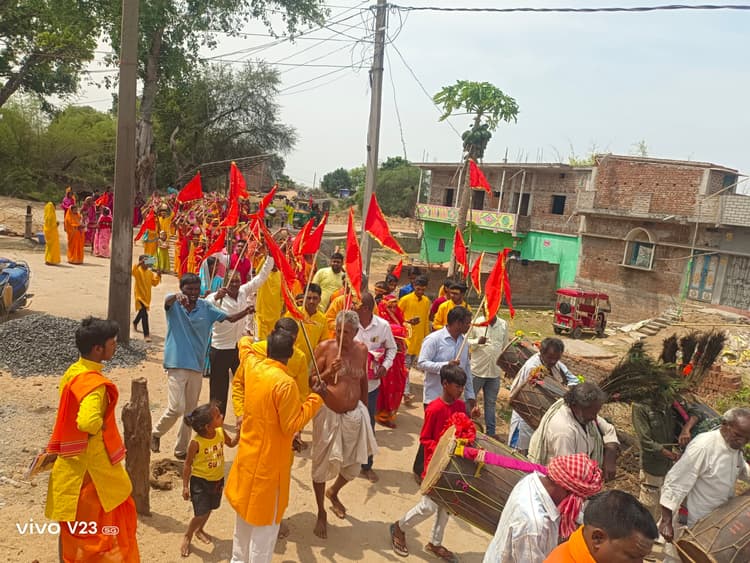 ढोल-नगाड़ों और गाजे-बाजे के साथ निकली कलश यात्रा