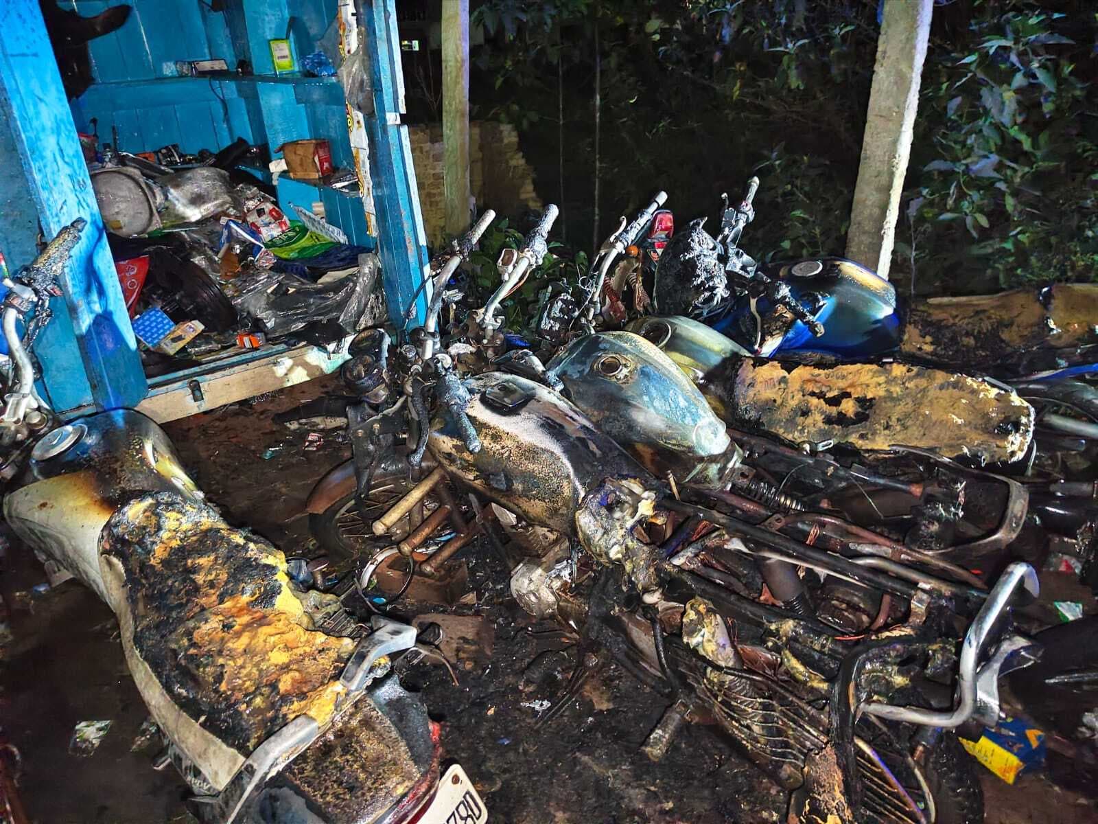 रिपेयरिंग दुकान में लगी आग, आधा दर्जन बाइक जलकर राख