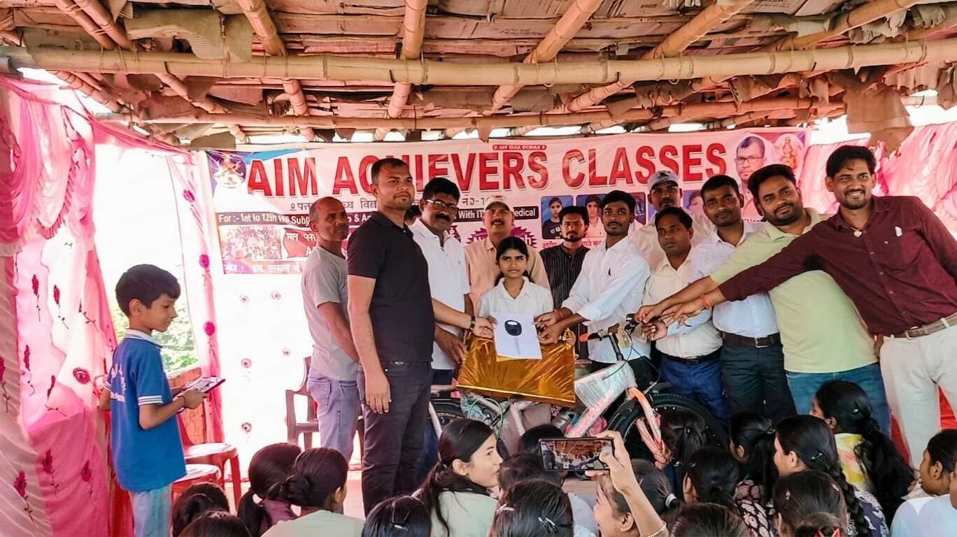 मेधावी छात्र-छात्राओं को किया सम्मानित, बन्देहरा की संगीता कुमारी को मिली साइकिल