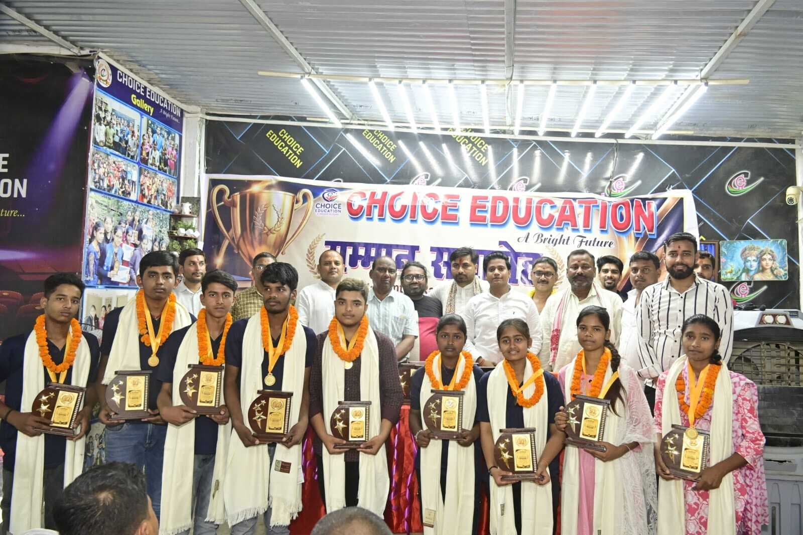 मैट्रिक परीक्षा में उत्कृष्ट अंक प्राप्त करने वाले छात्र-छात्राओं को किया गया सम्मानित