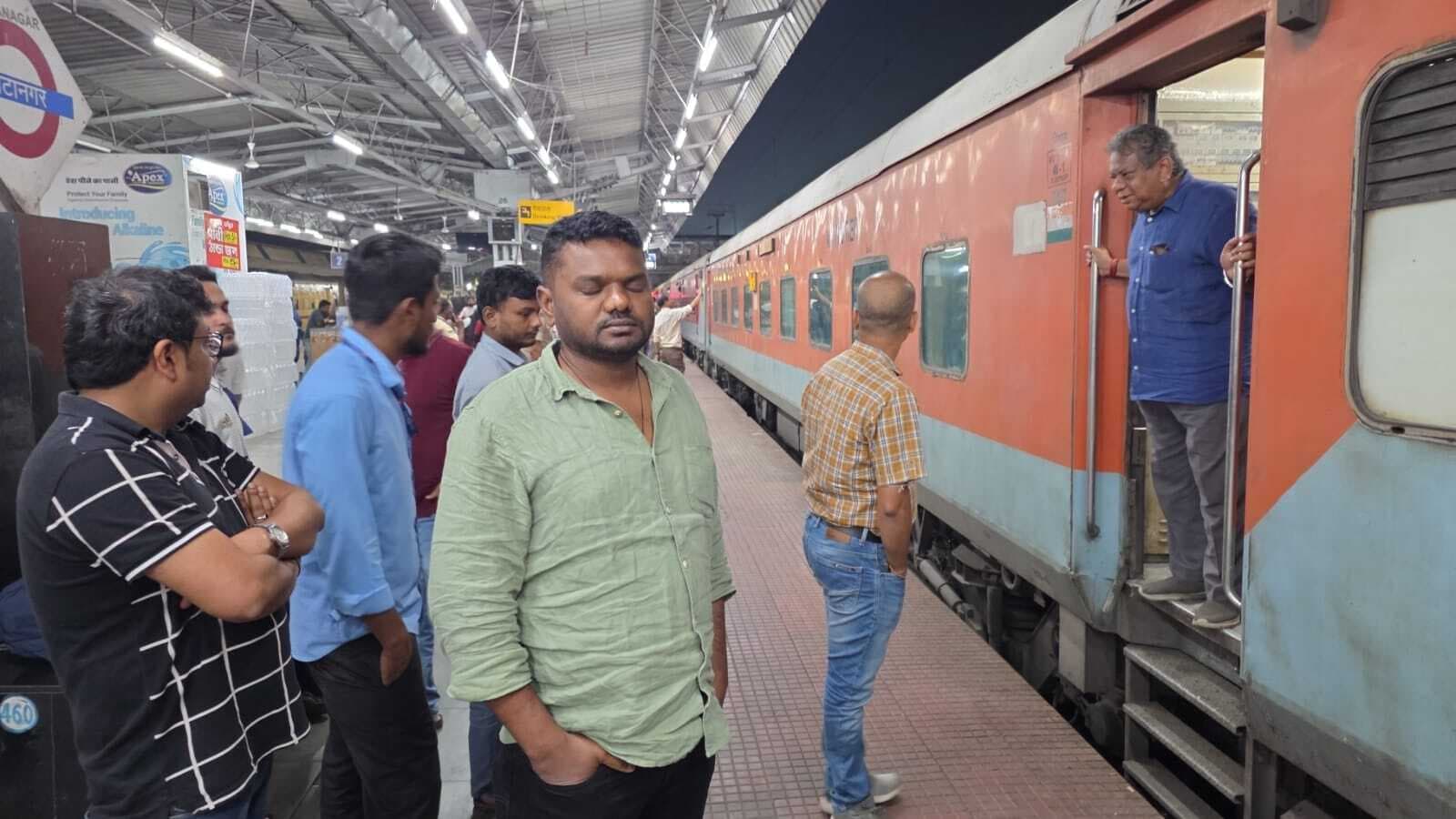 Chaibasa News : गीतांजलि एक्सप्रेस में पानी खत्म यात्रियों ने टाटानगर में किया हंगामा