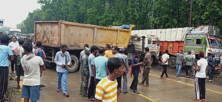 East Singhbhum News : मवेशी को बचाने के चक्कर में डिवाइडर फांद दूसरी लेन में घुसा डंपर, 4 वाहन आपस में भिड़े