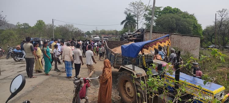 Dhanbad News: बालू लदा ट्रैक्टर दुकान में घुसा, पांच घायल, हंगामा