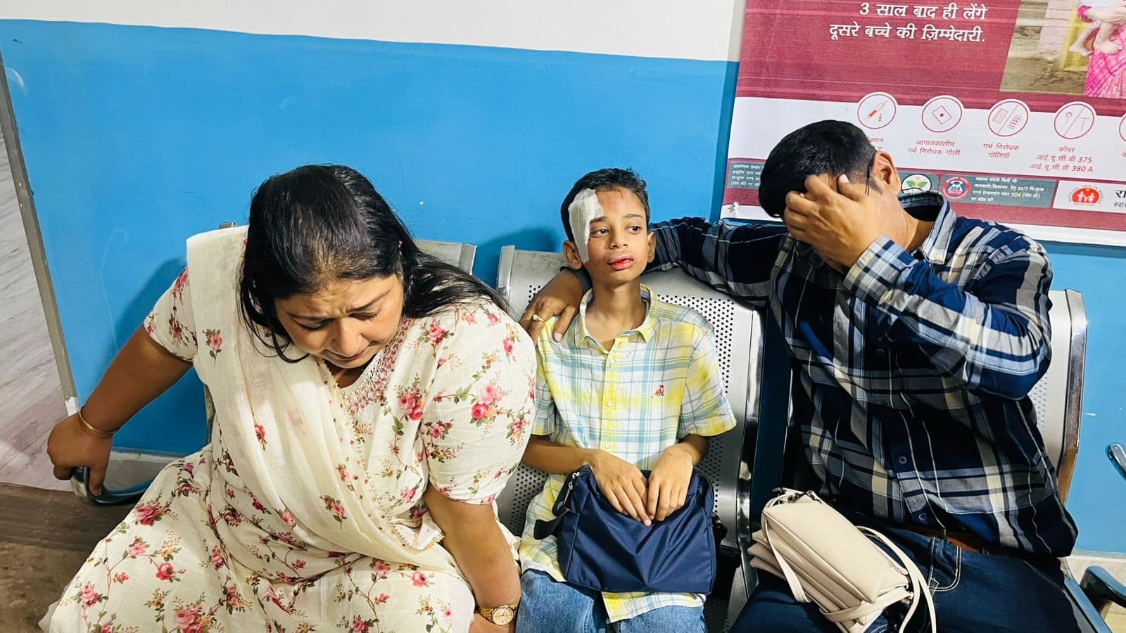 Dhanbad News: तोपचांची में पोल से टकरायी कार, तीन घायल