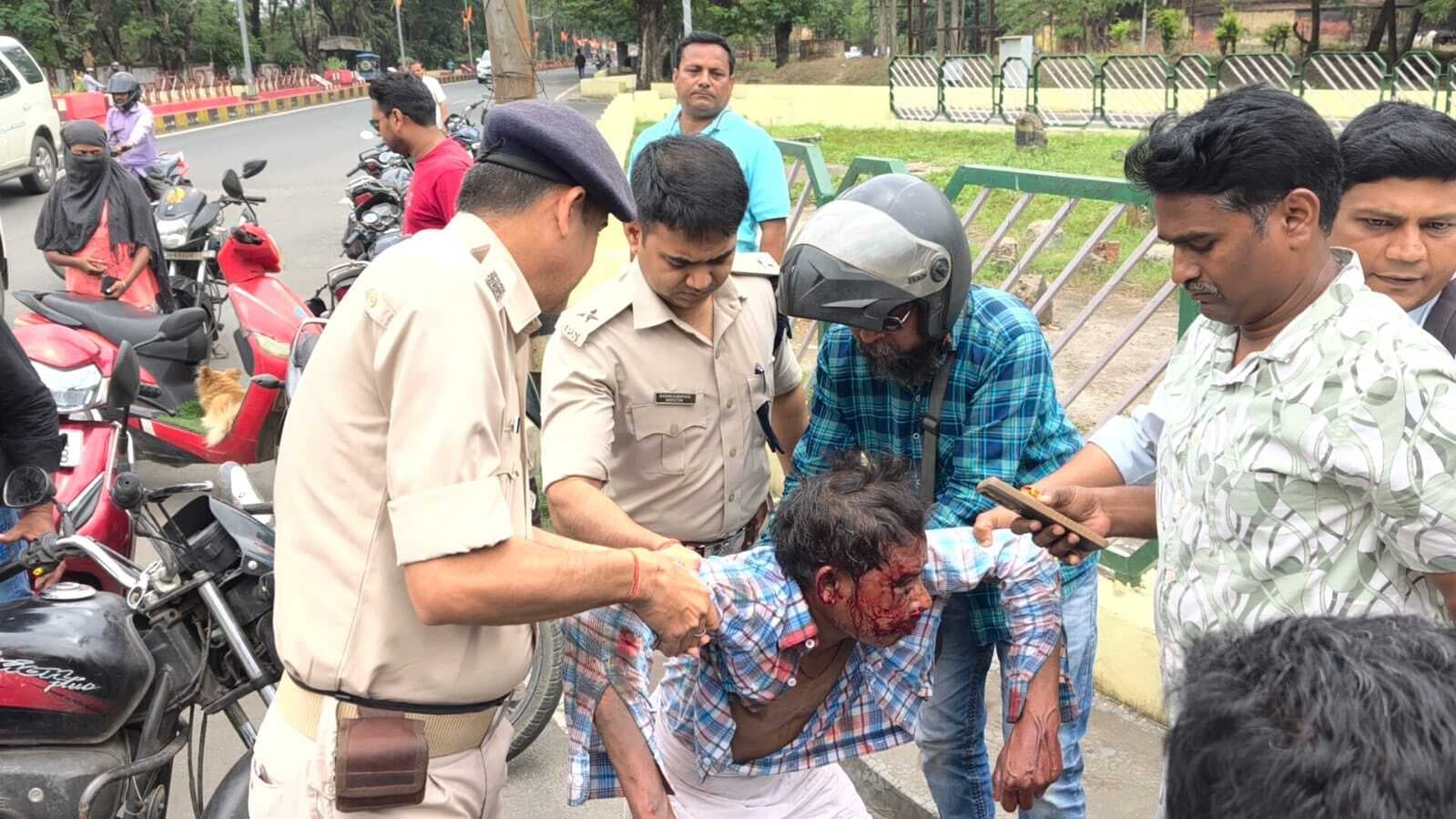 Bokaro News: एटीएम बिल्डिंग के पास घायल अवस्था में मिला अत्रात, पुलिस ने अस्पताल भेजा