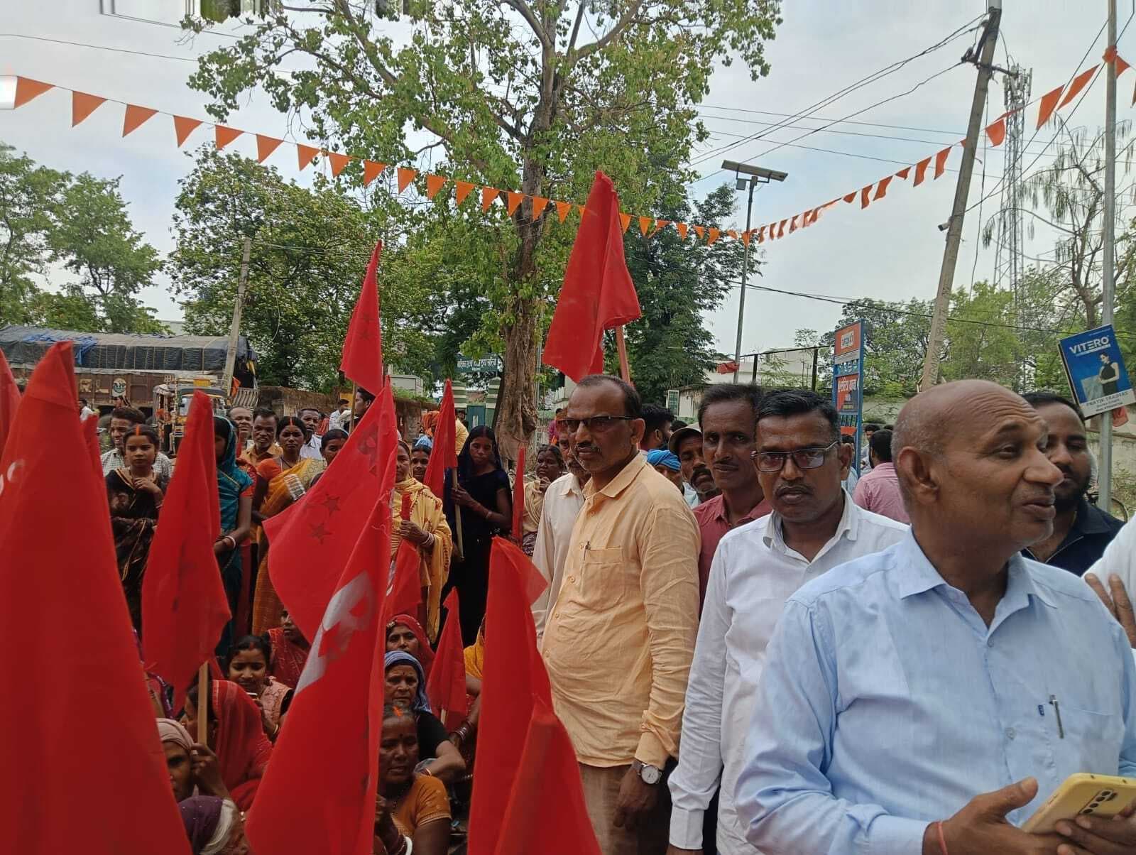 Giridih News: माले कार्यकर्ताओं ने सरिया थाना का किया घेराव