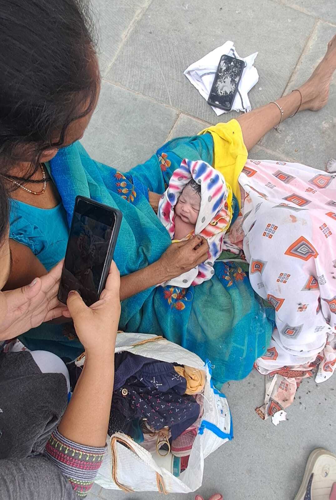 भभुआ रोड स्टेशन पर महिला ने दिया बच्ची को जन्म