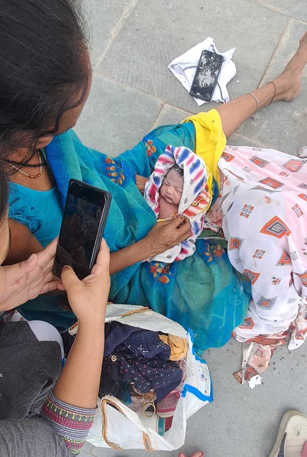 भभुआ रोड स्टेशन पर महिला ने दिया बच्ची को जन्म