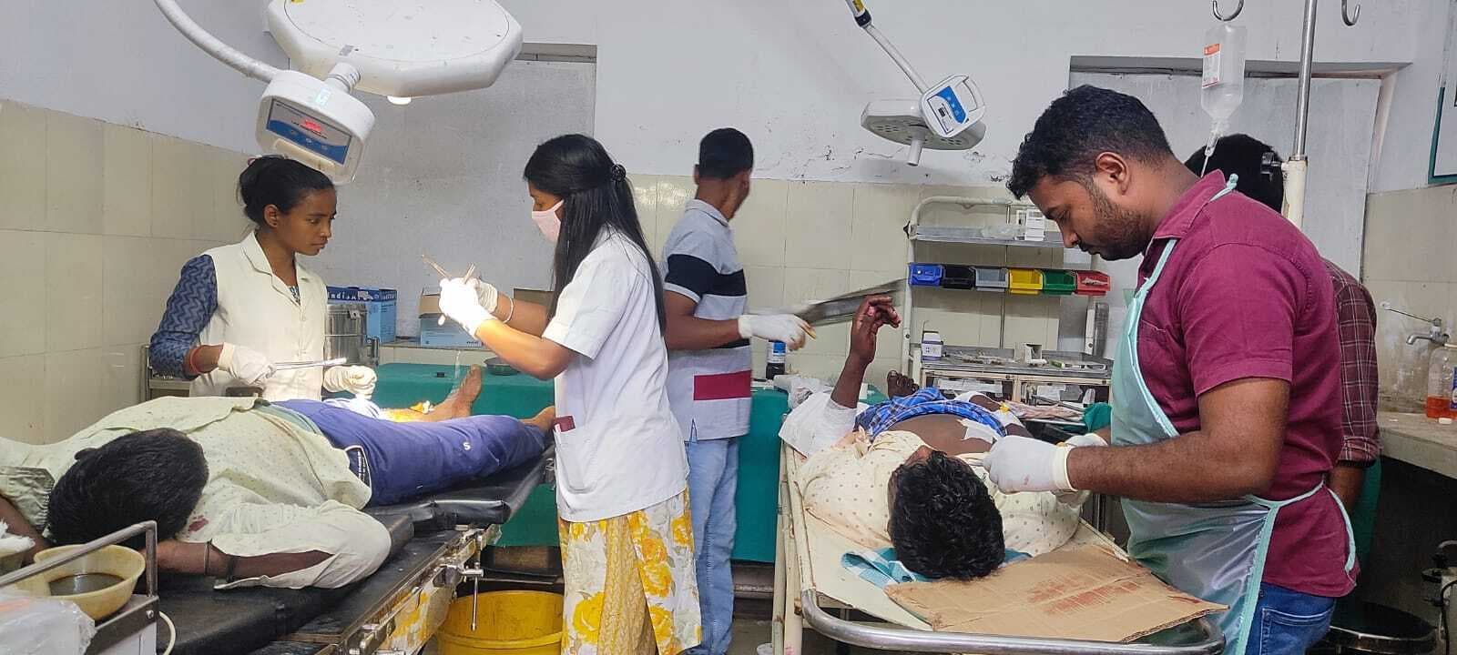 तेज रफ्तार टेंपो पलटा, चालक समेत 10 घायल, दो रेफर