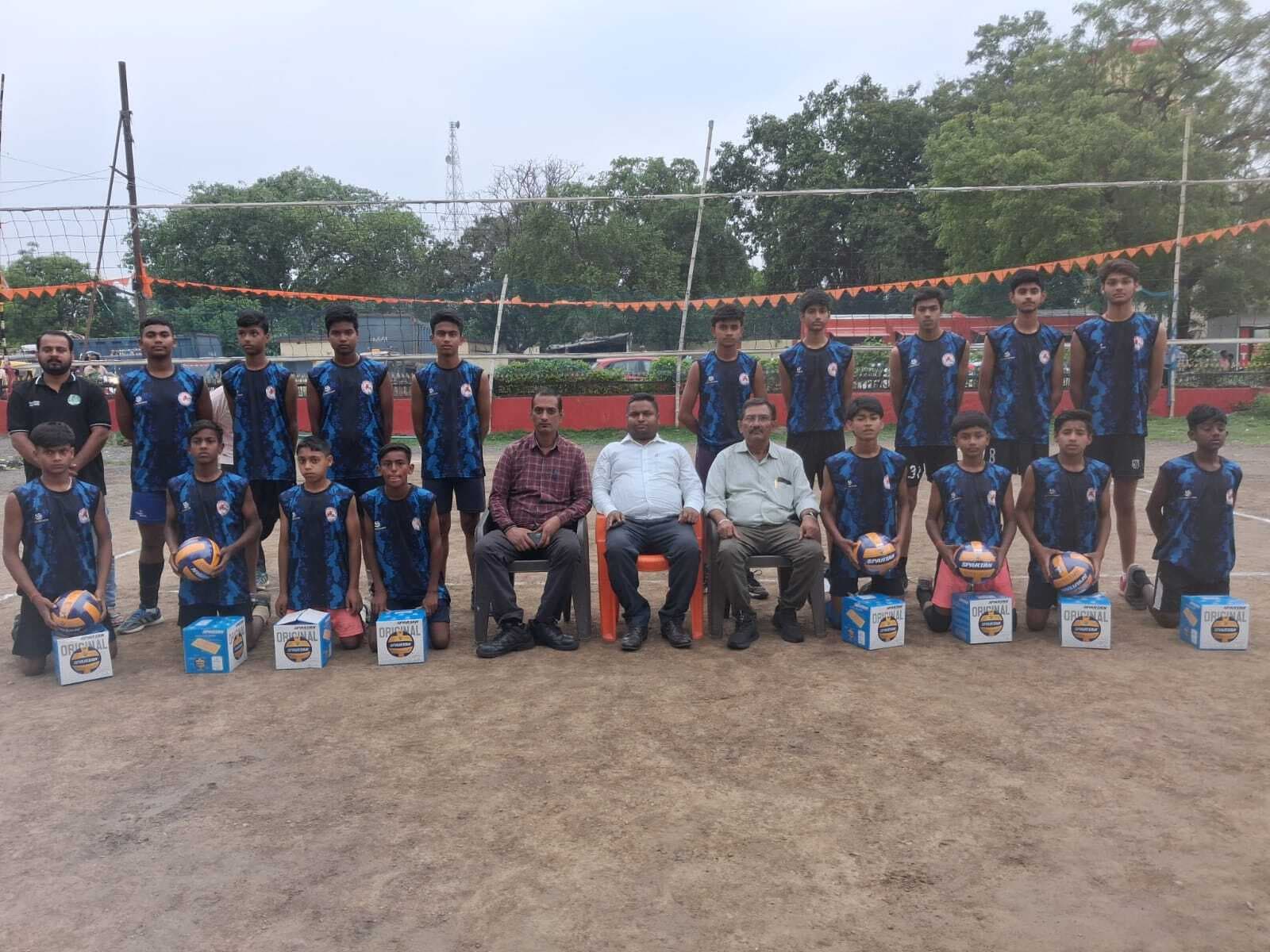 डीबीएल ने खिलाड़ियों के बीच खेल सामग्री का किया वितरण