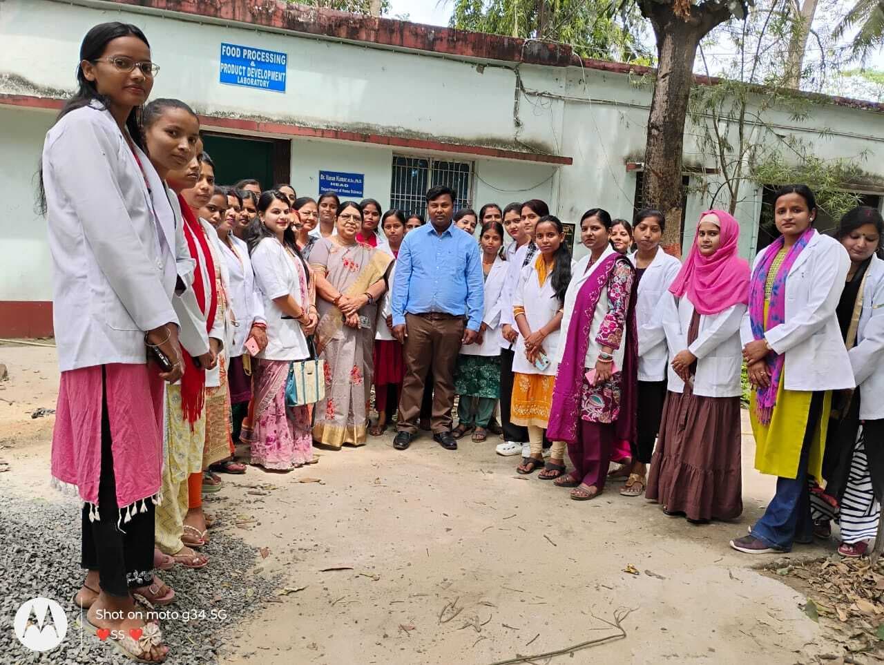 आरजेएम कॉलेज के चतुर्थ सेमेस्टर की सभी छात्राएं इंटर्नशिप के लिए हुई रवाना