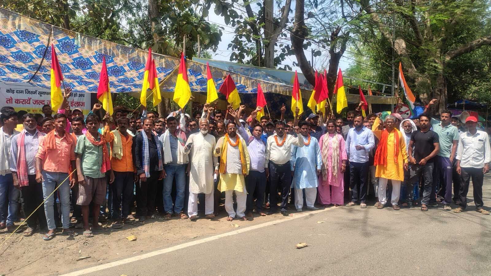 मजदूरों ने प्रति वेगन 8000 रुपये मजदूरी की मांग की