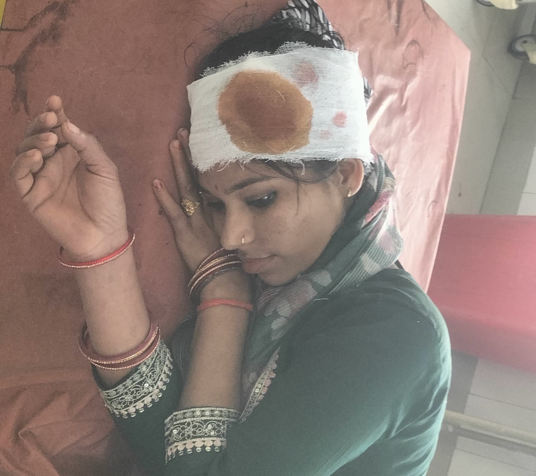 वाहन की ठोकर से दो बाइक सवार घायल