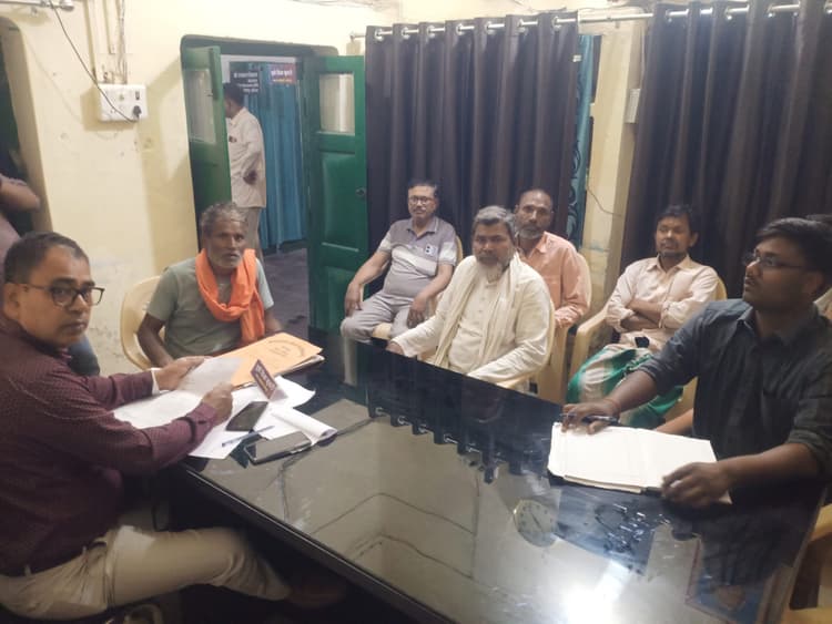 जनता दरबार में सीओ ने जमीन विवाद की सुनवाई की