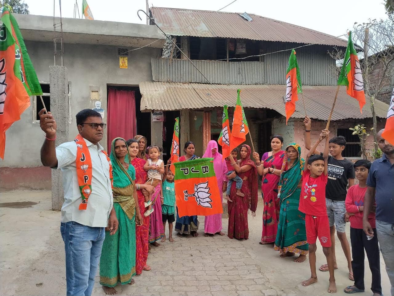 कार्यकर्ताओं ने मनाया पार्टी का स्थापना दिवस