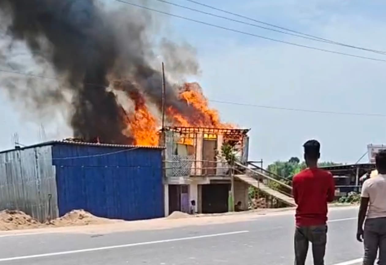 आग से दुकान जलकर राख, लाखों का नुकसान