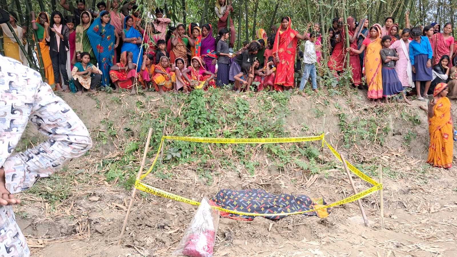 अवैध संबंध के संदेह में सनकी पति ने पत्नी की गला रेतकर किया हत्या, शव को गड्ढे में दफनाया