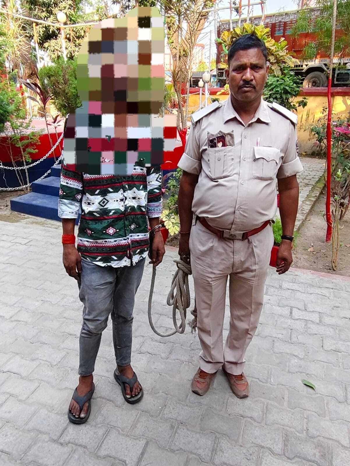 गोदाम से दो टिन सरसों तेल चोरी करते धराया चोर, दूसरा फरार