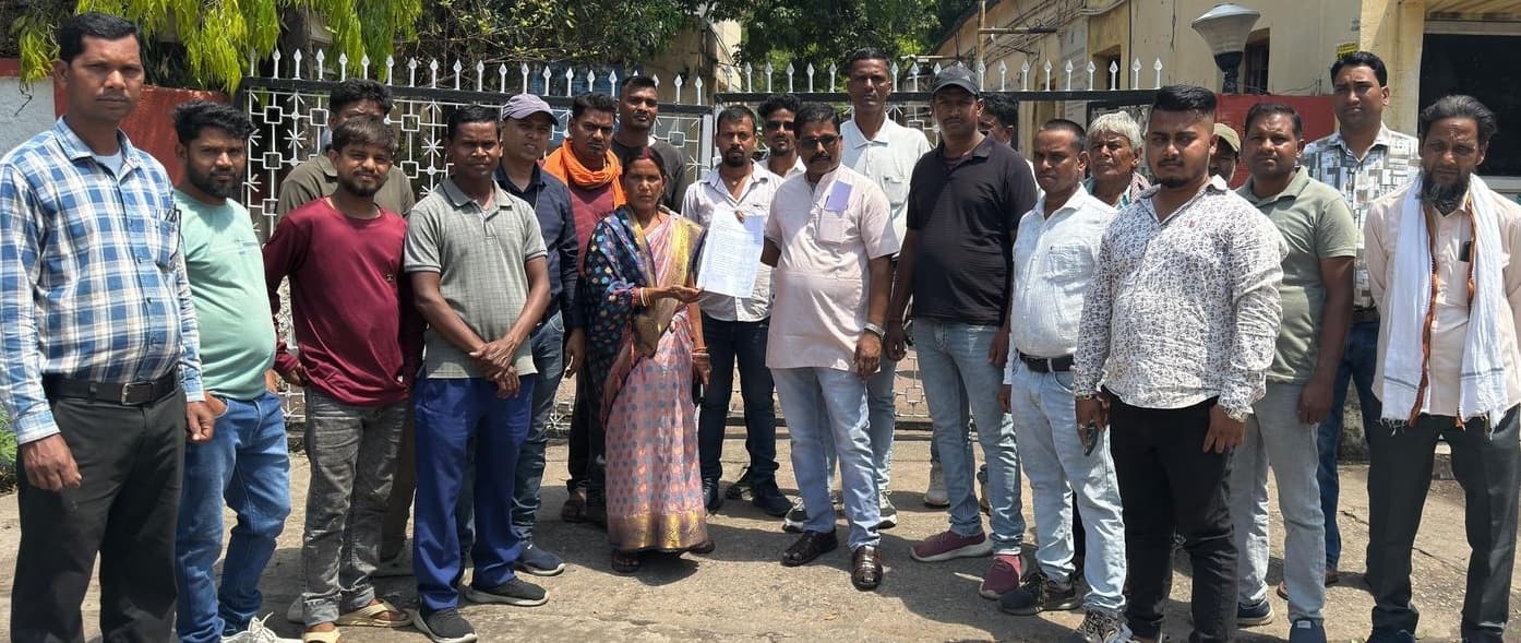 स्कूल बस के लिए अभिभावकों ने प्रबंधन को सौंपा ज्ञापन