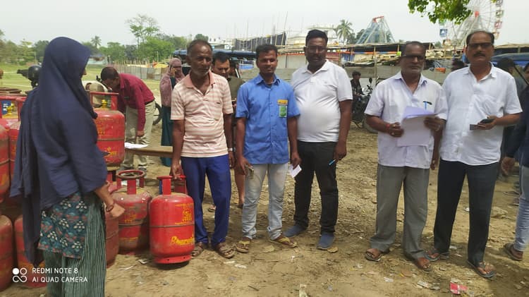 नप क्षेत्र के छह क्लस्टरों व प्रखंड के 31 पंचायतों में बनाये गये केंद्रों पर हो रही गैस की निर्वाध आपूर्ति