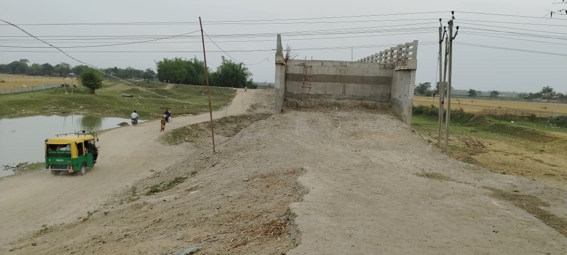 पुल बनकर तैयारी, एप्रोच नहीं बनने से लोगों को आवगामन में परेशानी