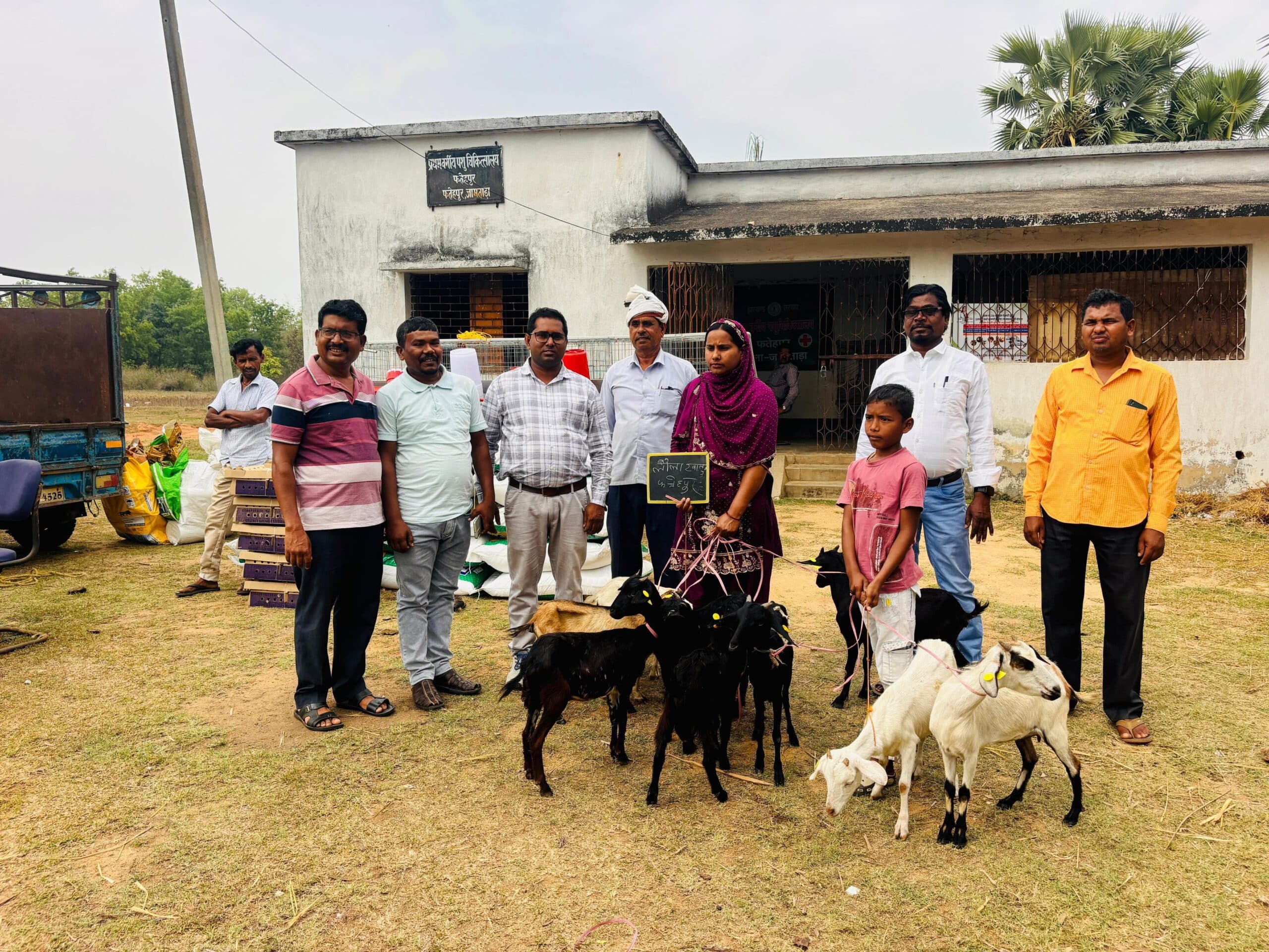 फतेहपुर में लाभुकों के बीच बकरे-बकरी का वितरण