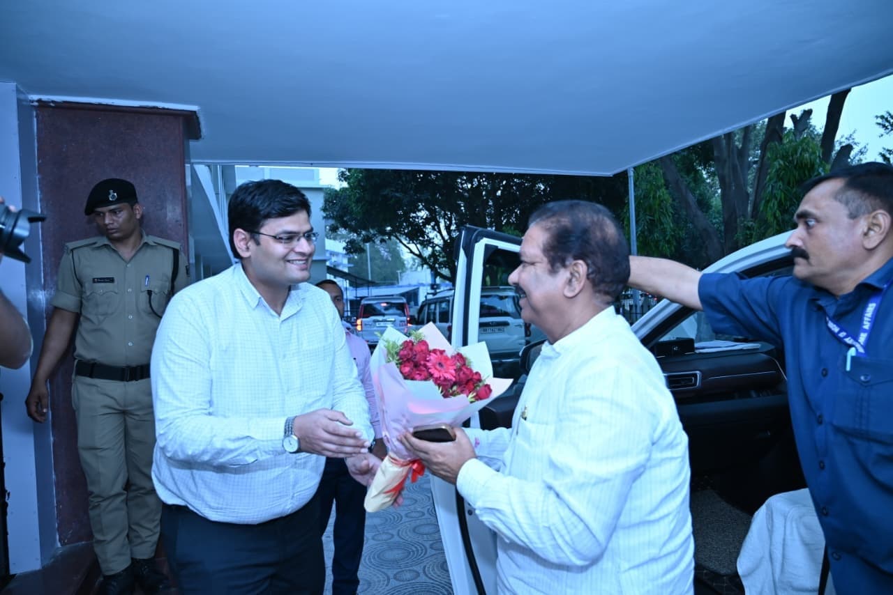 सड़क निर्माण संबंधी परियोजना को समय पर पूरा कराना सरकार की प्राथमिकता : मंत्री