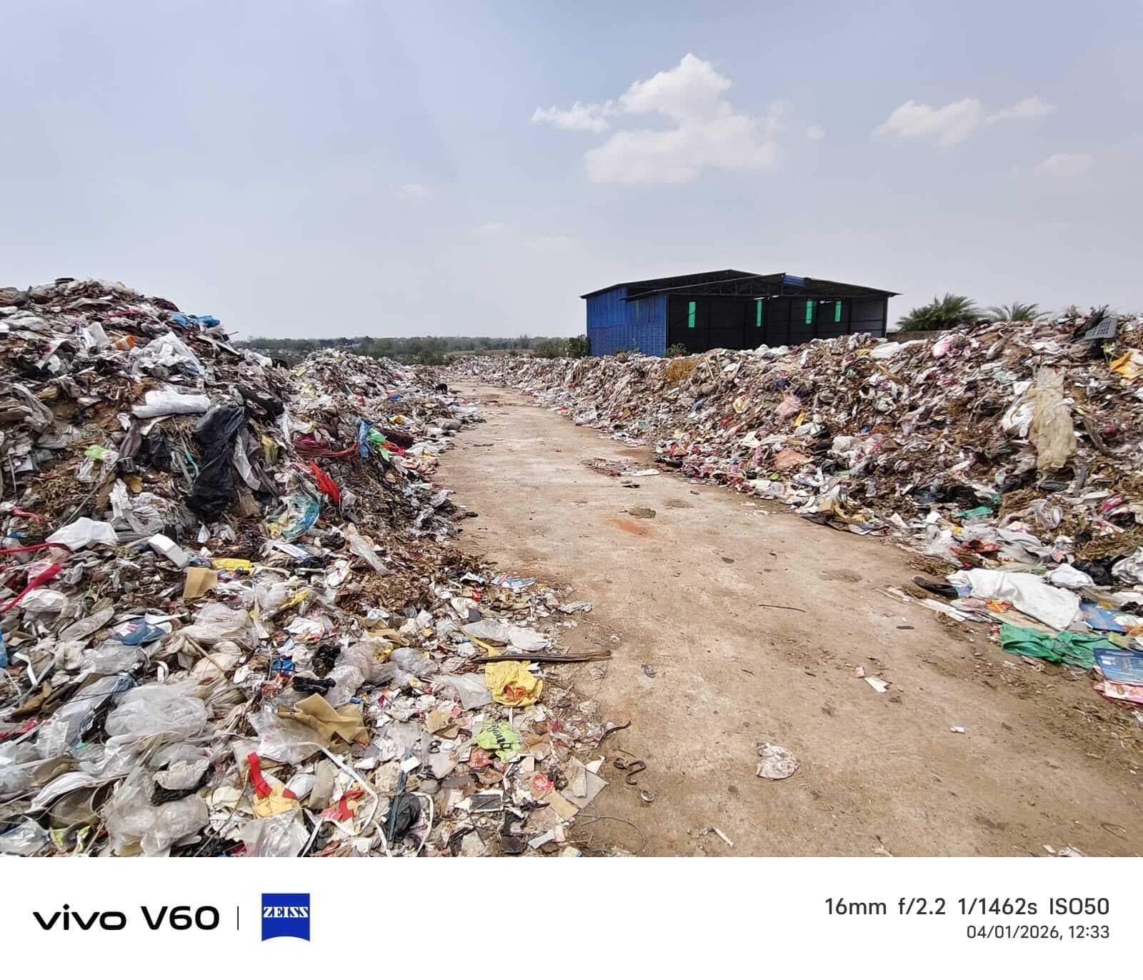 खुले में कचरा फेंकने से लोगों का जीना हुआ दूभर