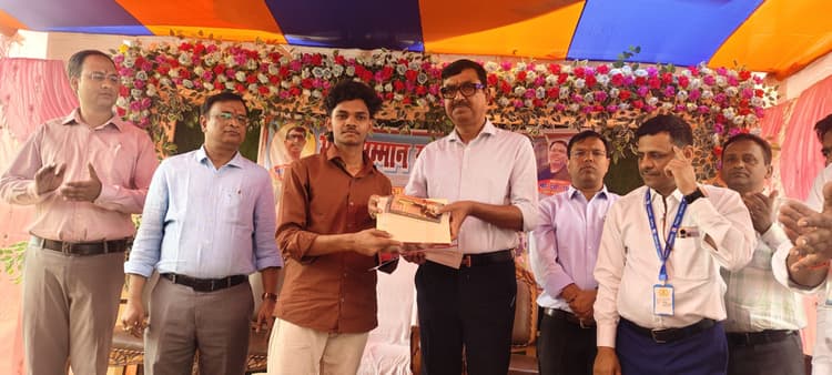 सफलता का कोई शॉर्टकट नहीं होता : डीएम