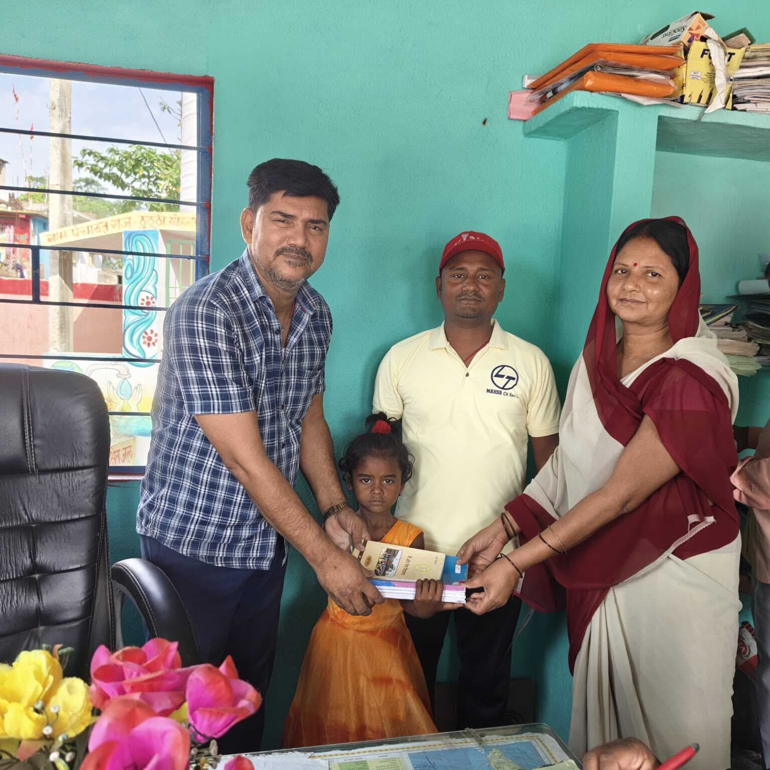 नामांकन दिवस पर मध्य विद्यालय शर्मा टोला मोहनियां में 16 बच्चों का हुआ नामांकन