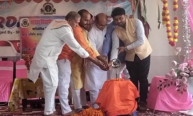 टॉपर बच्चों को मिले मेडल व प्रमाणपत्र, पुरस्कार पाकर खिले छात्रों के चेहरे