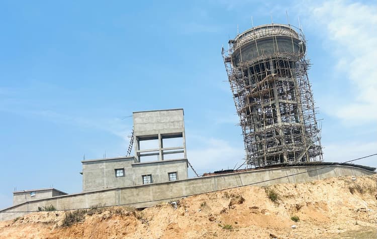 Giridih News :तीन साल में भी नहीं बनी टंकी, लोगों  को नहीं मिल रहा पानी