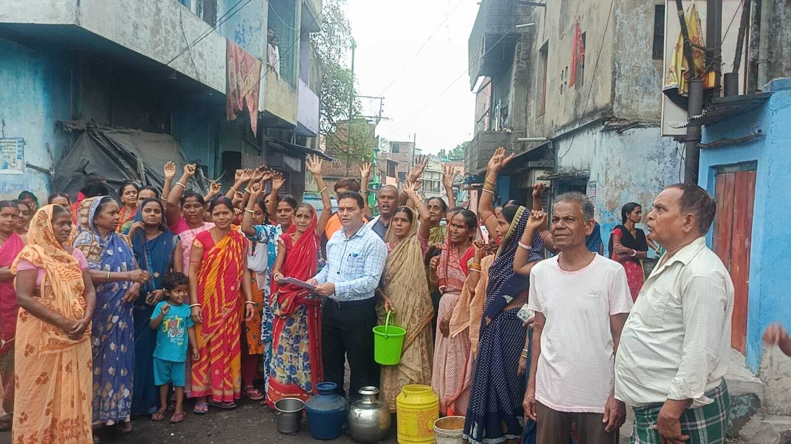 Dhanbad News: कतरास राजबाड़ी इलाके में पेयजल संकट के खिलाफ प्रदर्शन