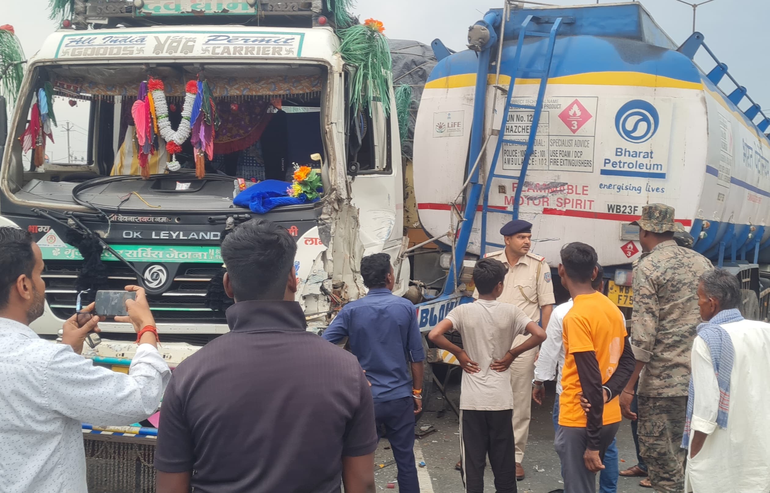 Dhanbad News: जीटी रोड पर तीन वाहन टकराये, मची अफरातफरी