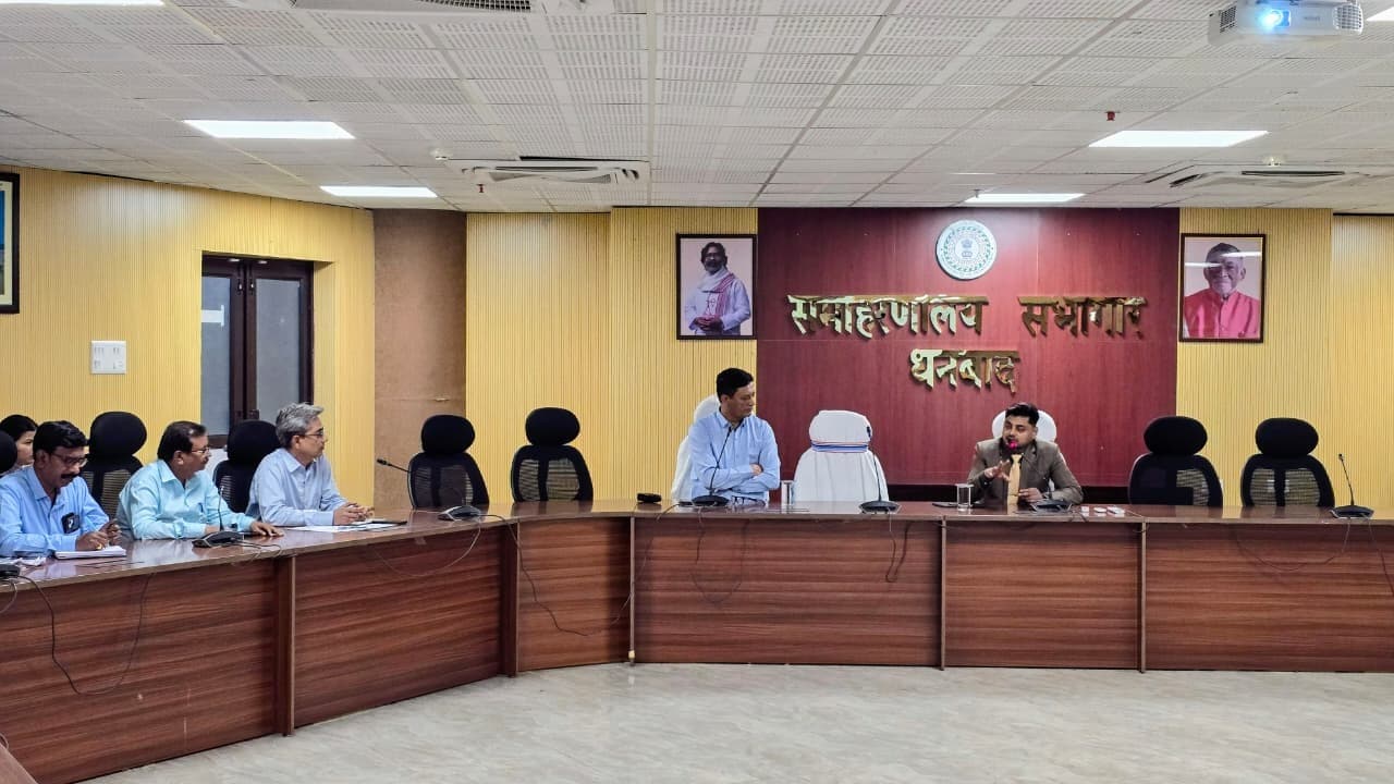 Dhanbad News: संशोधित झरिया मास्टर प्लान पर डीसी सख्त, पुनर्वास में तेजी का निर्देश-हेडिंग