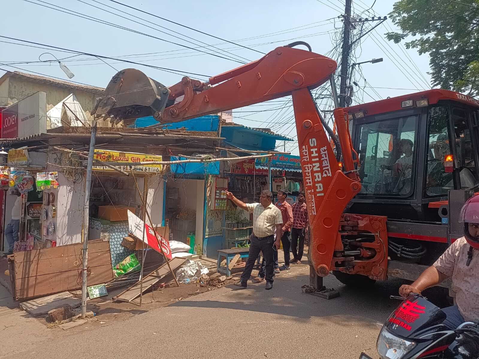 Dhanbad News: शहर को जाम मुक्त बनाने के लिए ननि ने कसी कमर, हीरापूर में गरजा बुलडोजर