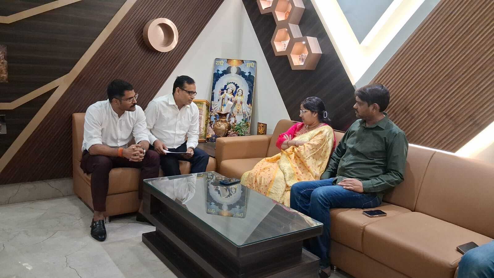 धनबाद स्टेशन कार्यक्रम विवाद : मेयर को रोकने पर रेलवे की सफाई, आवास पहुंच कर अधिकारियों ने किया संवाद