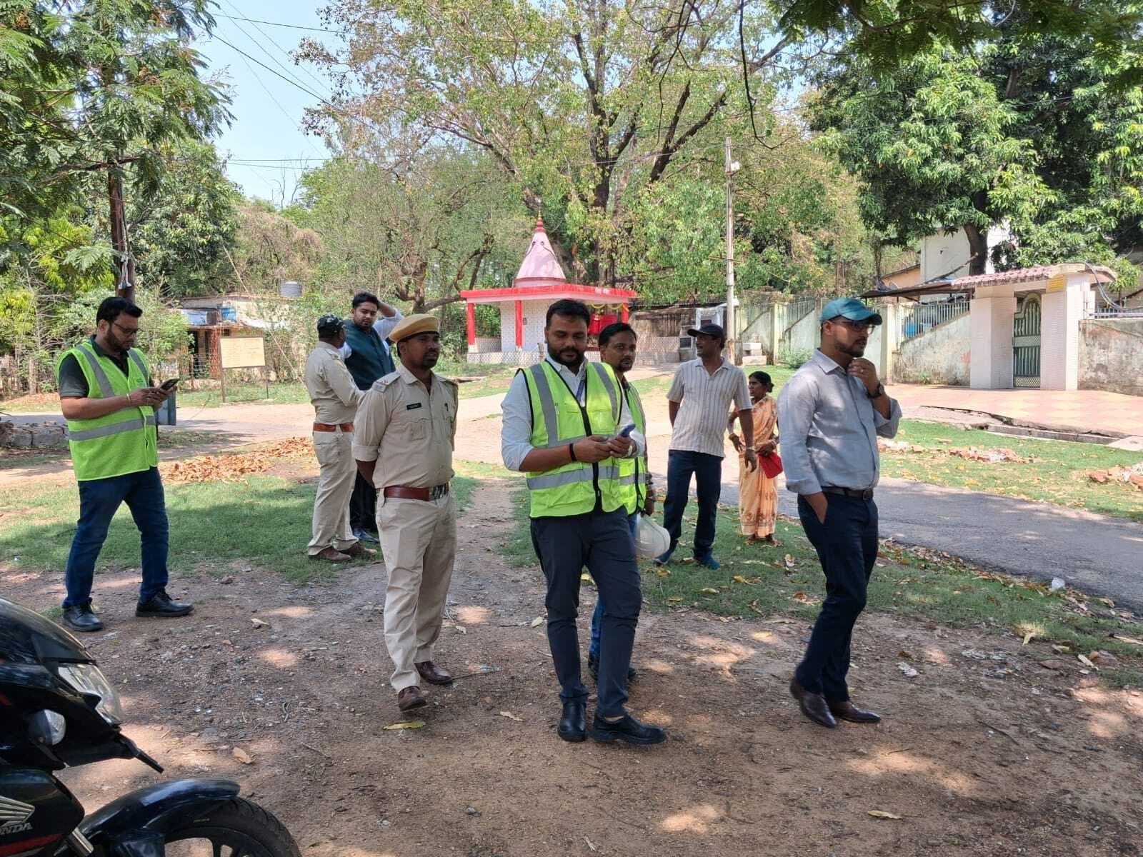 Bokaro News: डीवीसी के प्रस्तावित नये प्लांट एरिया को देखने चंद्रपुरा पहुंचे डीएफओ