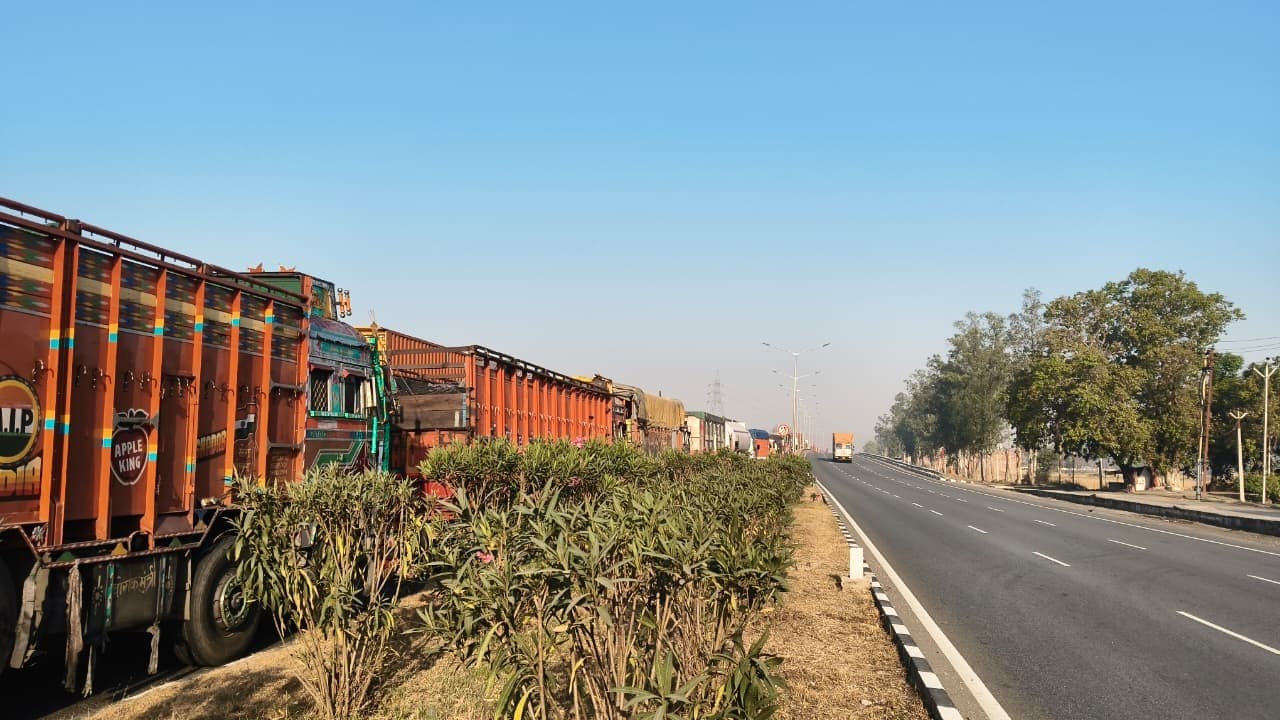 यूपी में जांच के डर से बिहार सीमा पर थमे बालू लदे वाहन, जीटी रोड पर लगा लंबा जाम