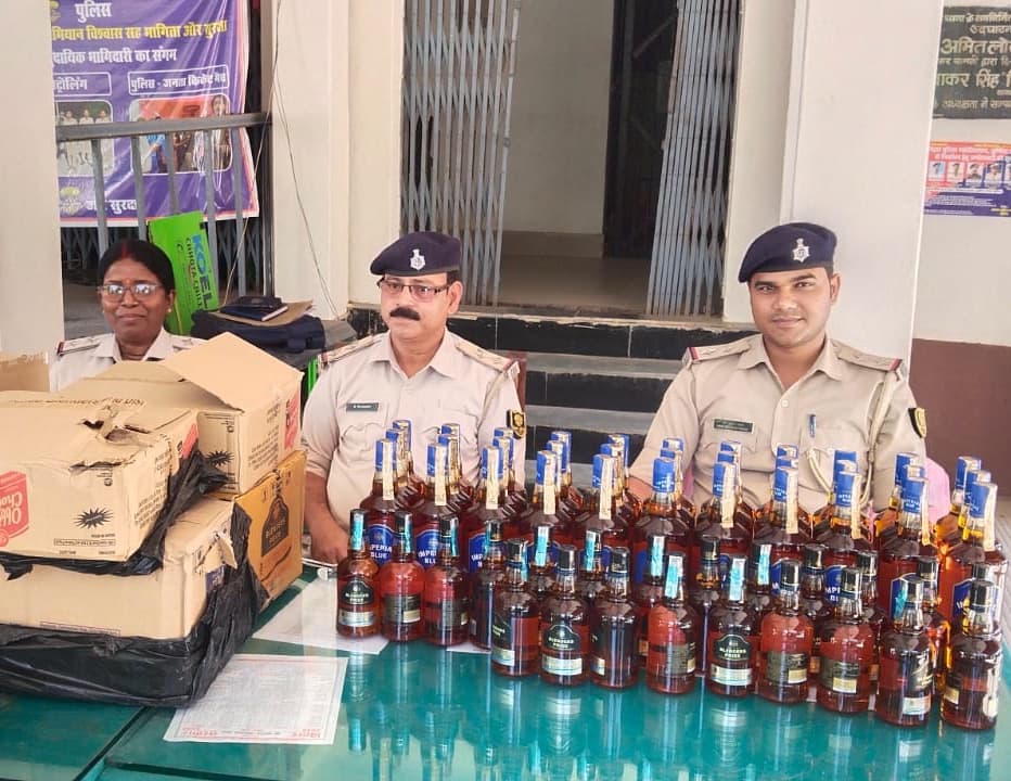 बाइक पर लोड 106 लीटर विदेशी शराब जब्त,  चालक फरार