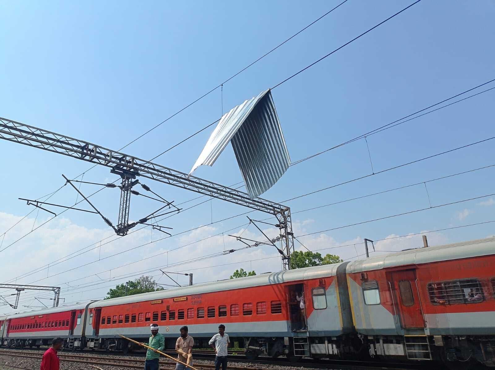 कैंप में रखी शीट आंधी में उड़ कर रेलवे हाइटेंशन तार पर लटकी, हादसा टला