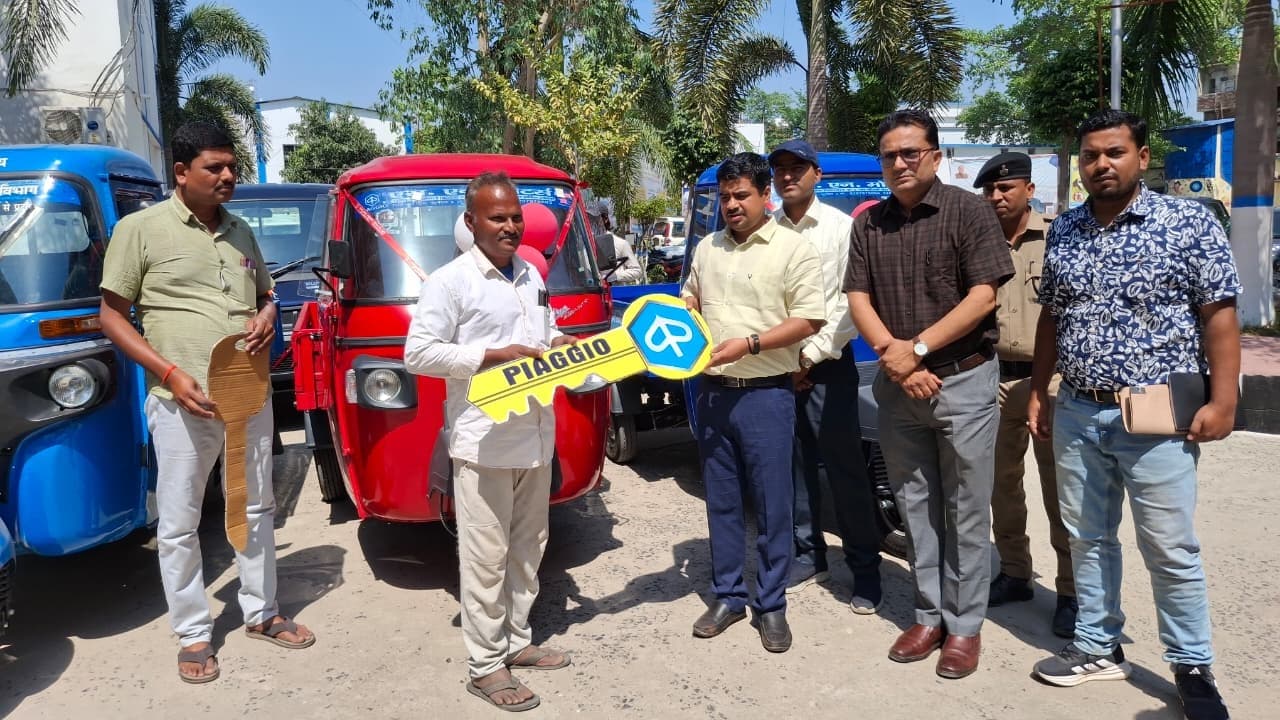 मुख्यमंत्री मत्स्य कल्याण योजना के लाभुकों को डीएम ने सौंपा वाहन की चाबी